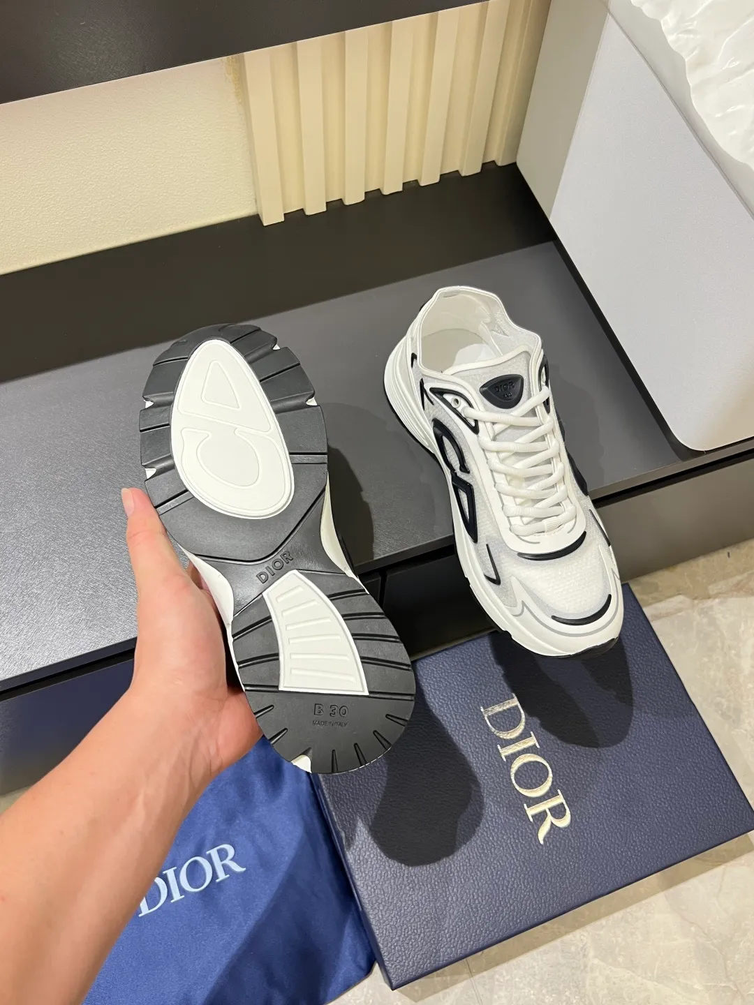 p500 Dior Dior's latest B30 Countdown sneaker. This B30 Countdown technical training shoe is new for spring 2026. Its sporty design perfectly combines fashion elements with technical performance. Its design is inspired by modern running. There are also Dior B30 and CD30 rubber logos on the tongue and back of the shoe. The sculpted sole that combines rubber and foam ensures flexibility and comfort. Various unique details also add to its color. Fabric technical fabric and technical mesh lining Industrial fabric and industrial mesh CD30 rubber logo on sides and rear Dior B30 rubber signature tongue Low-top style lace-up closure Ultra-lightweight rubber blend and brown foam sole Welded construction with gray detailing and Dior, CD30 and B30 logos Size: 38-44!